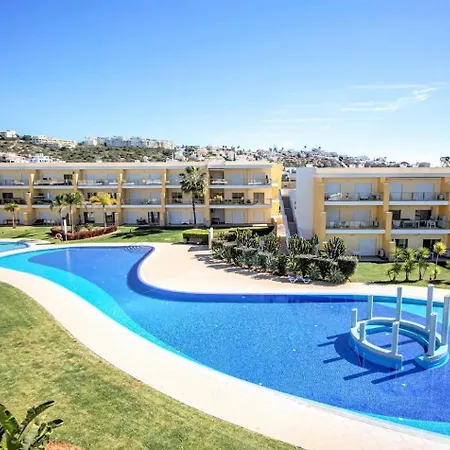 Et Chaleureux Avec Terrasse Vue Piscine A 2 Pas De La Marina